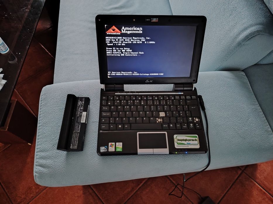 PC de dimensões pequenas Notebook antigo.