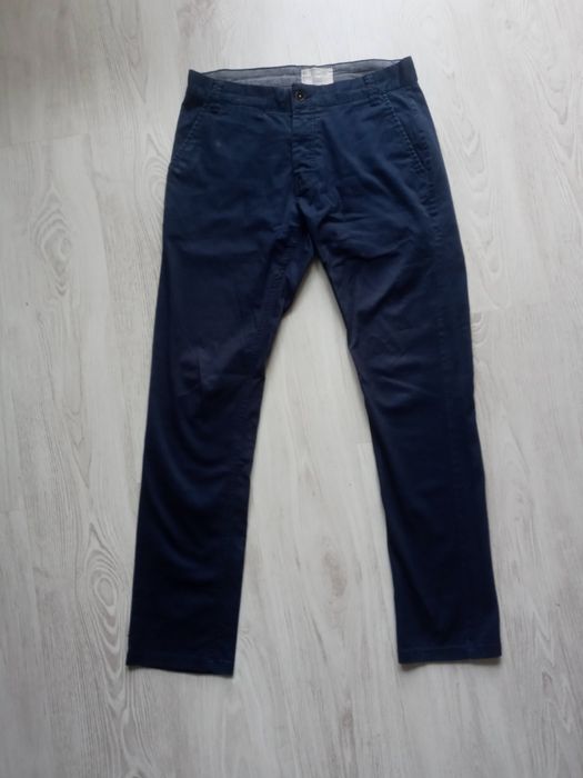 Granatowe spodnie dżinsowe od marki House drippy swaggy
