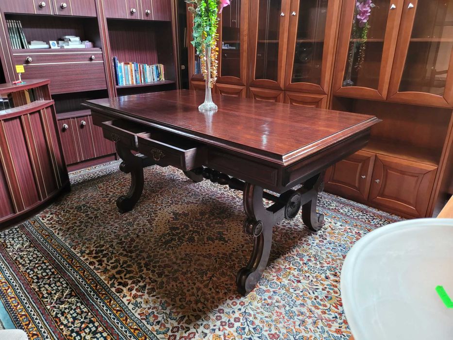 Mesa de sala em madeira maciça com gavetas - Bom estado geral