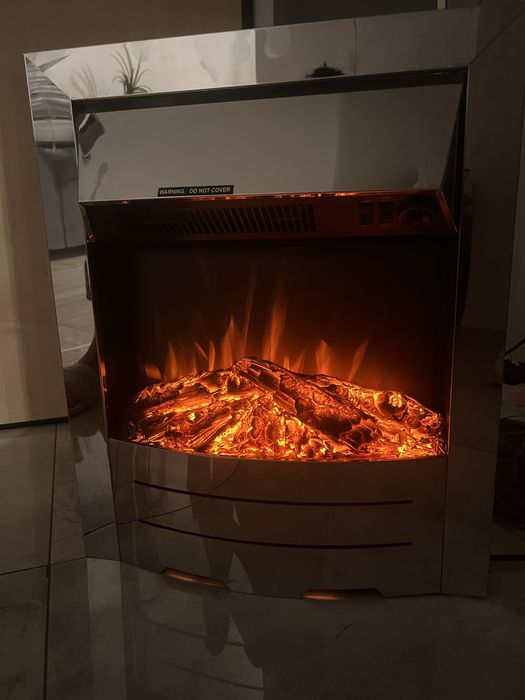 Kominek elektryczny z funkcją grzania