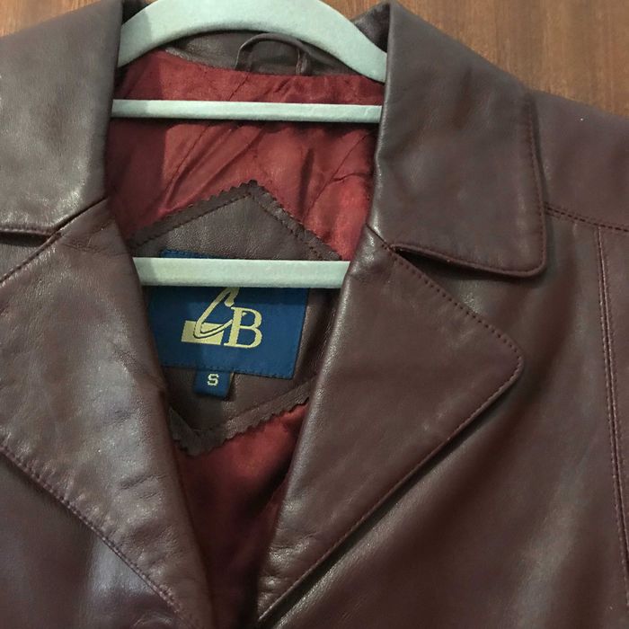 Casaco Bordeaux em pele genuína. Novo s/ etiqueta.