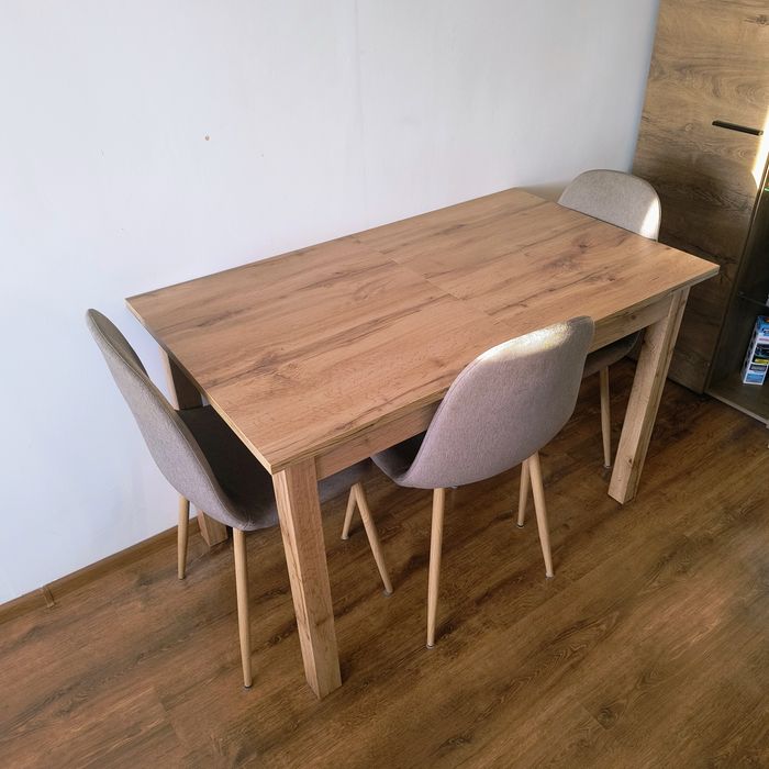 Stół plus 3 krzesła.