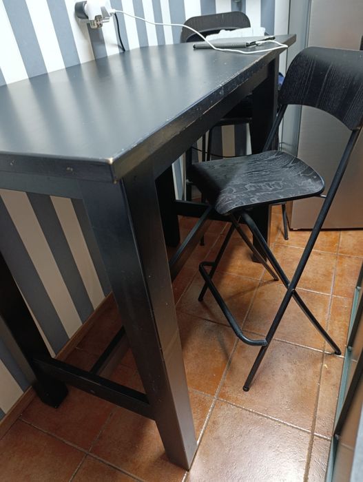 Mesa alta e 4 cadeiras