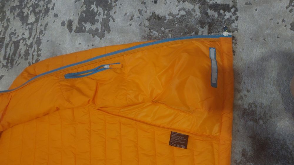 Красивая новая куртка деми