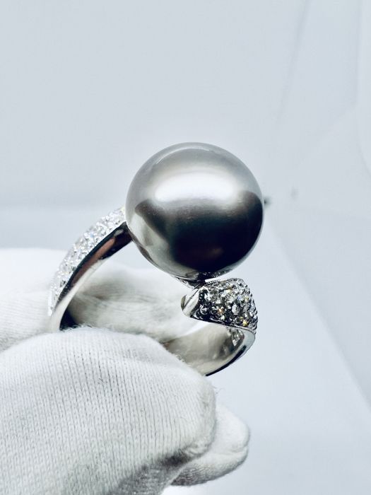 Золота каблучка з натуральними діамантами та чорною перлиною.