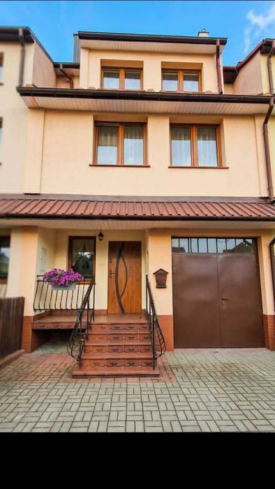 Komfortowy dom w zabudowie szeregowej z ogrodem i garażem w Tarnobrzegu, osiedle Dzików