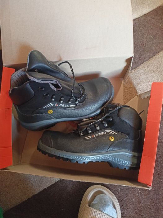 Obuwie robocze z wzmocnionymi noskami