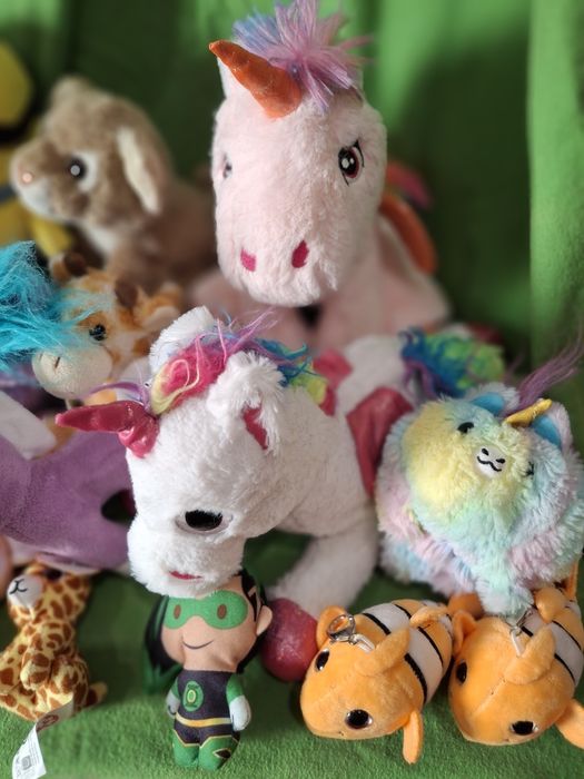Peluches, cão com trela e gato. Todos 10€