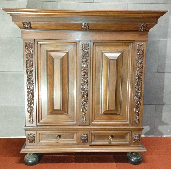 Ładnie rzeźbiona dębowa szafa holenderska