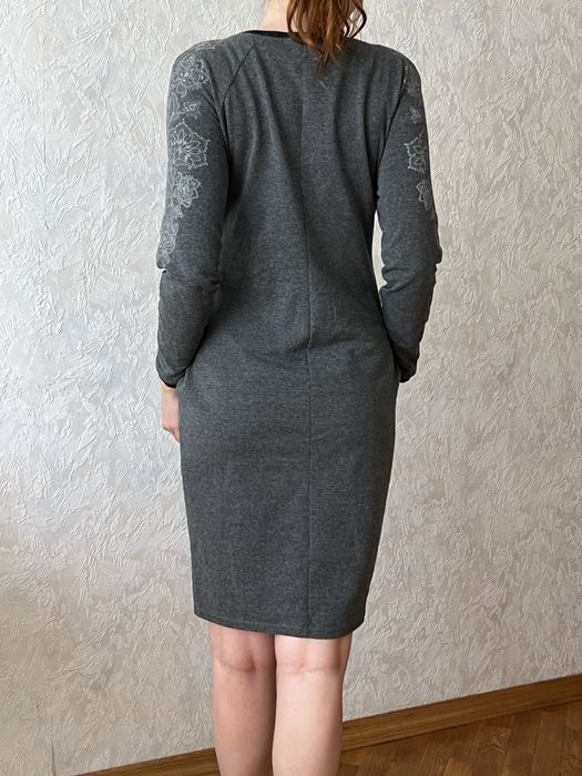 Сіра коротка сукня