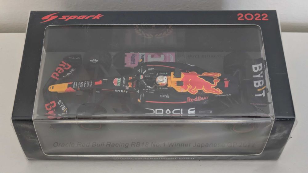 Miniatura Spark F1 1:43 Red Bull Racing RB18 #1 Max Verstappen Vencedor GP Japão 2022 Campeão Mundo F1