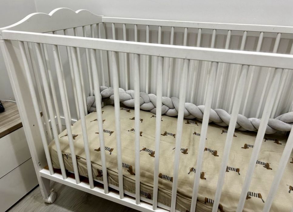 Berço bebé ikea com rodas e colchão