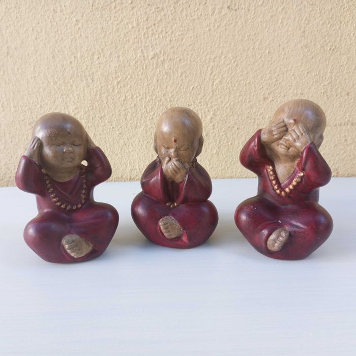 3 figuras de jovens monges budistas