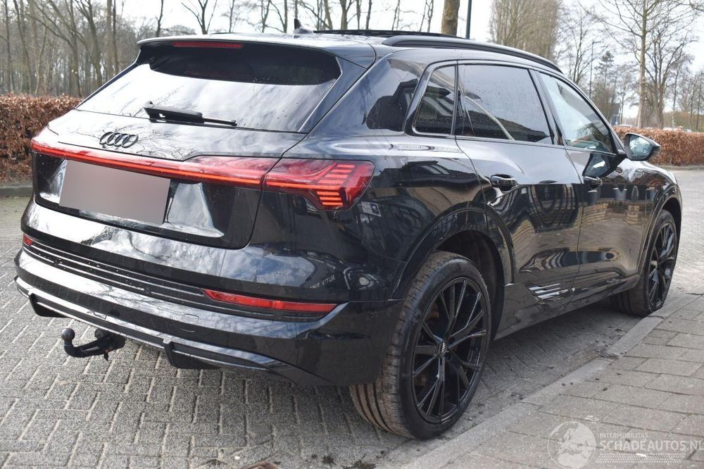 Audi e-tron S LINE bezwypadkowy