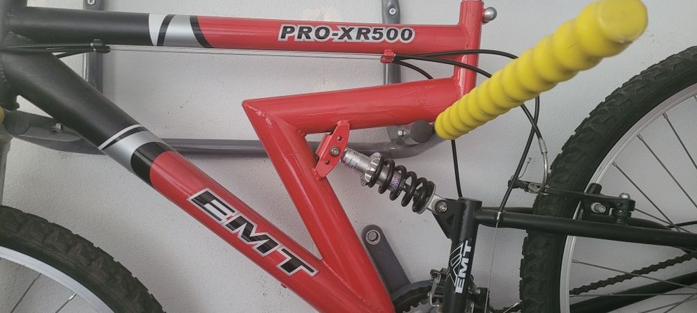 Bicicleta EMT com suspensão