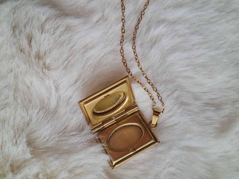 Sekretnik książka, locket, na zdjęcie
