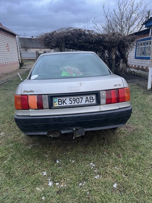 Автомобіль ауді 80