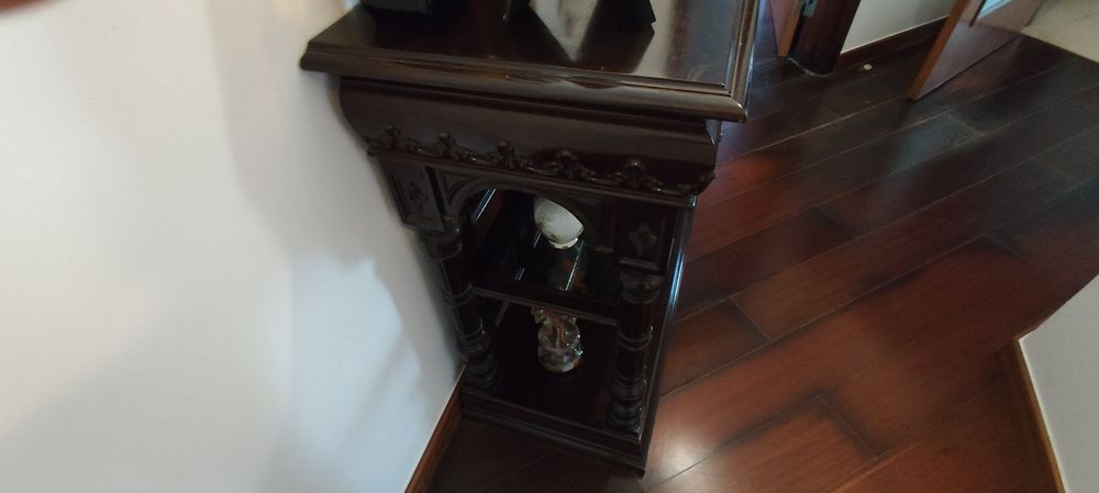 Móvel com duas gavetas e prateleira em vidro