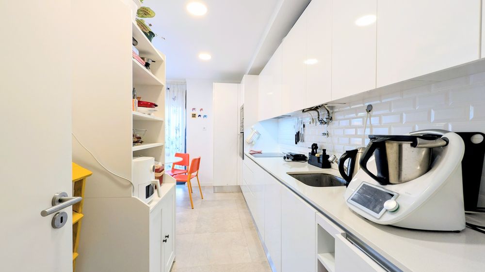 Excelente Apartamento Mobilado com Garagem e Arrecadação – A 800m da Praia e a 20 min de Lisboa!