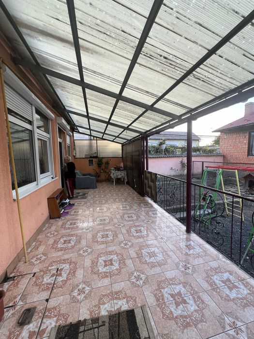 Продаж двох будинків у одному дворі.