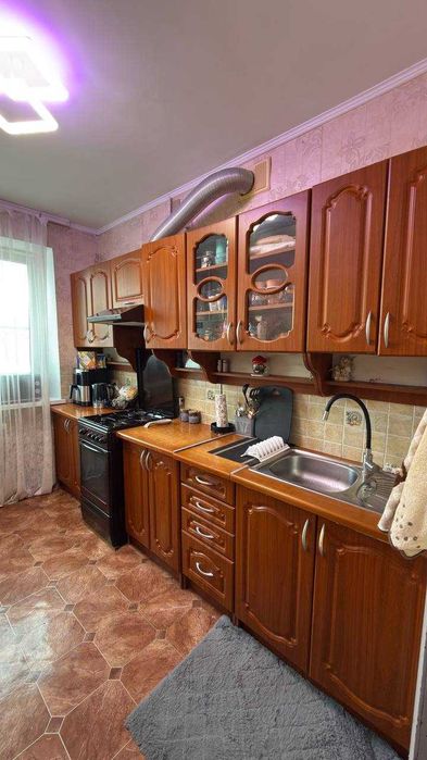В продажі трикімнатна квартира, мікрорайон Виставка
