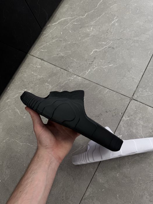 Шльопанці Adidas Yeazy Adilette 22 ,чорні та білі шльопки адідас слайд