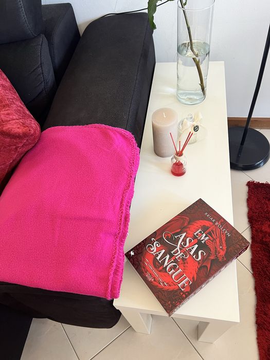 Mesa branca de apoio ao sofá