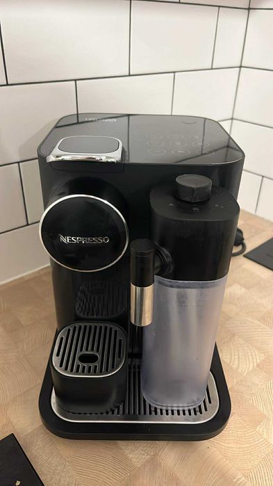 Ekspres Nespresso De’Longhi – z spieniaczem, stan bardzo dobry