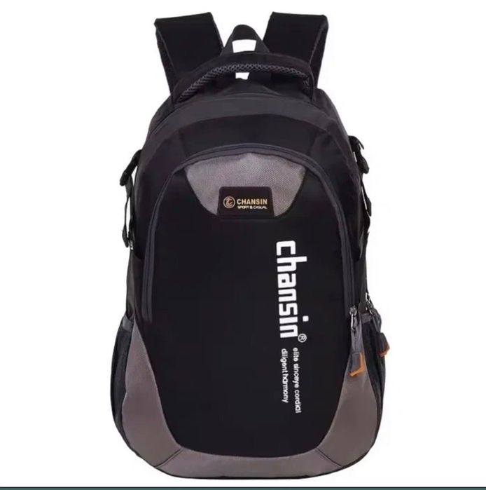 Czarny plecak unisex – pojemny, lekki, z kieszenią na laptopa