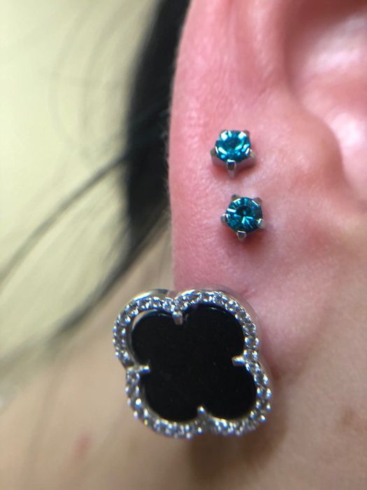 Прокол вушок діткам та дорослим