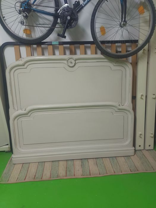 Cama em madeira com estrado