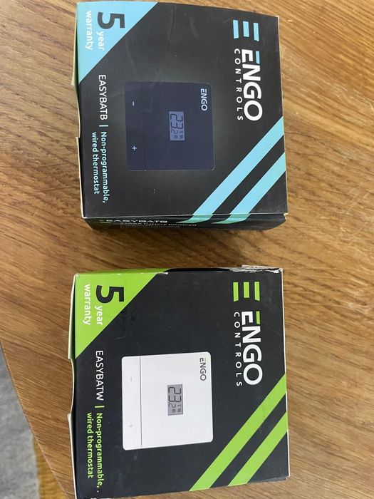 Termostaty pokojowe ENGO Controls EASYBAT – 2 sztuki, biały i czarny
