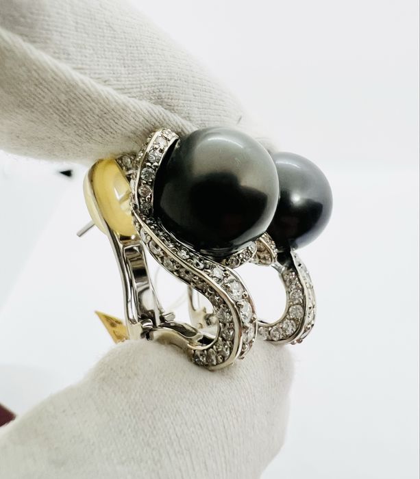 Золоті сережки з натуральними діамантами 3.56 карат та перлинами.