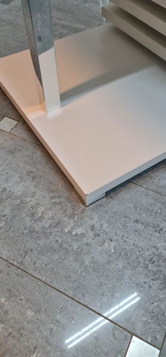 Stolik kawowy biało-srebrny