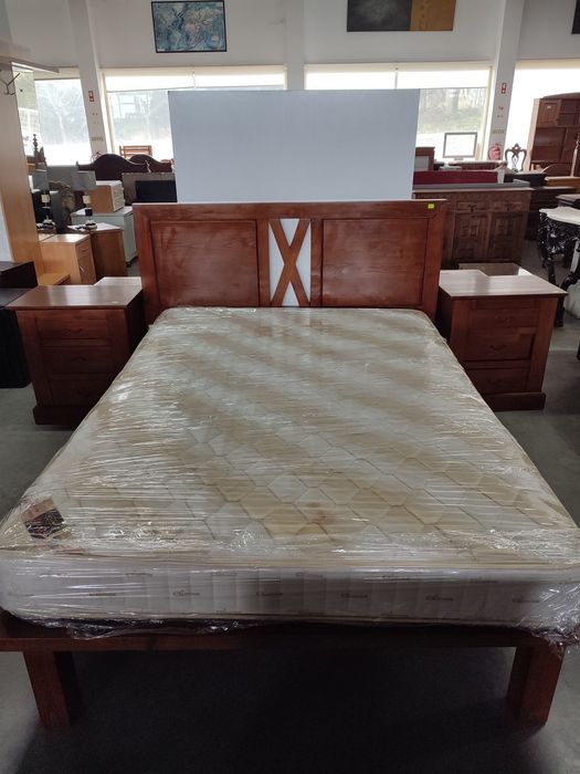 Conjunto cama + 2 mesas cabeceira