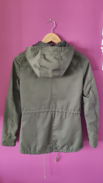 Zielona kurtka z kapturem