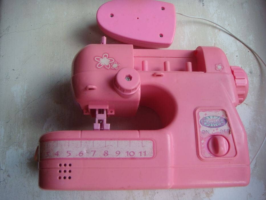 Дитяча швейна машинка рожевого кольору без батарейок