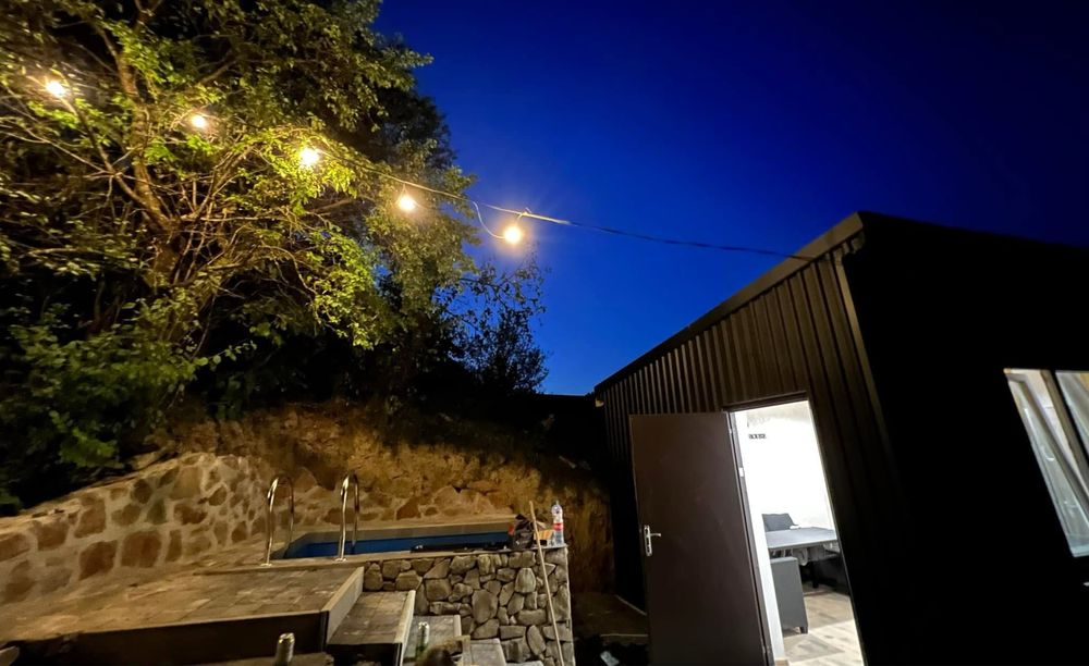 Будиночок для відпочинку в горах з чаном та банею