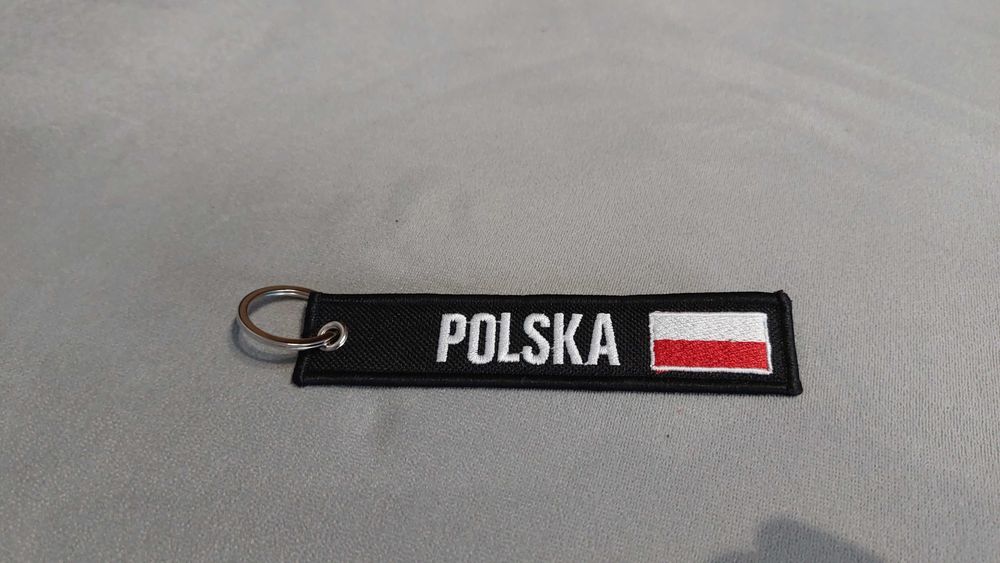 Czarny patriotyczny brelok z napisem Polska