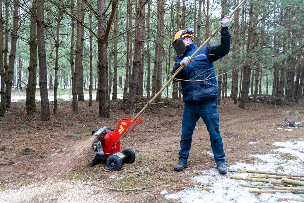 Rębak spalinowy REMET RTS-300 == rozdrabniacz od gałezi