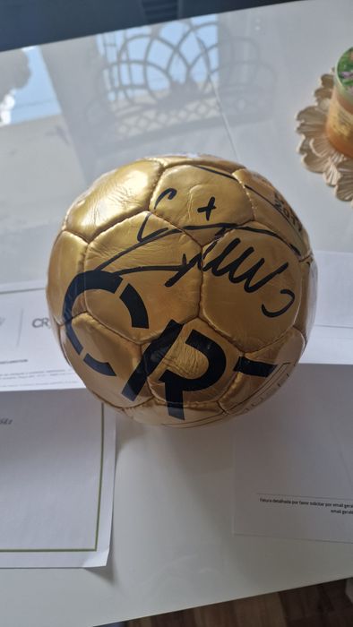 Złota piłka ronaldo z podpisem