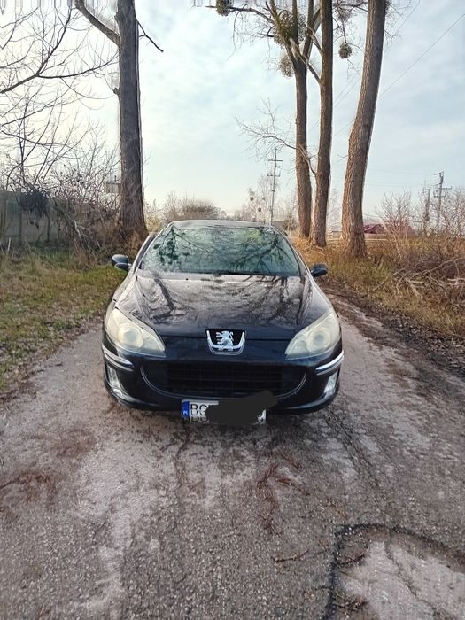 Czarny sedan hak długie opłaty do jazdy