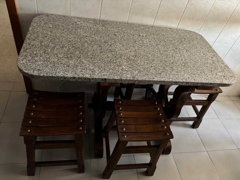 Mesa com tampo em mármore