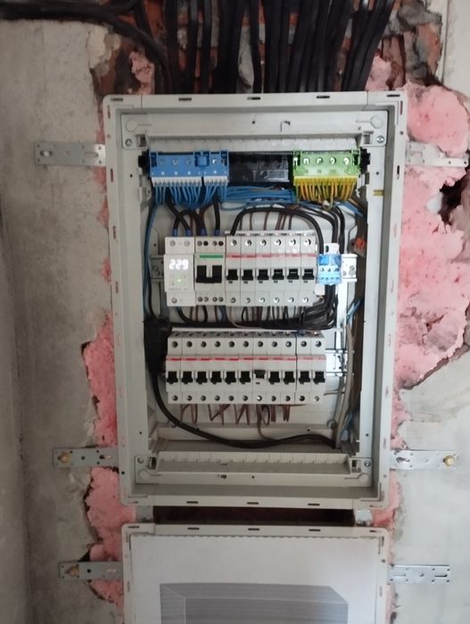 Електрик, електромонтажник.