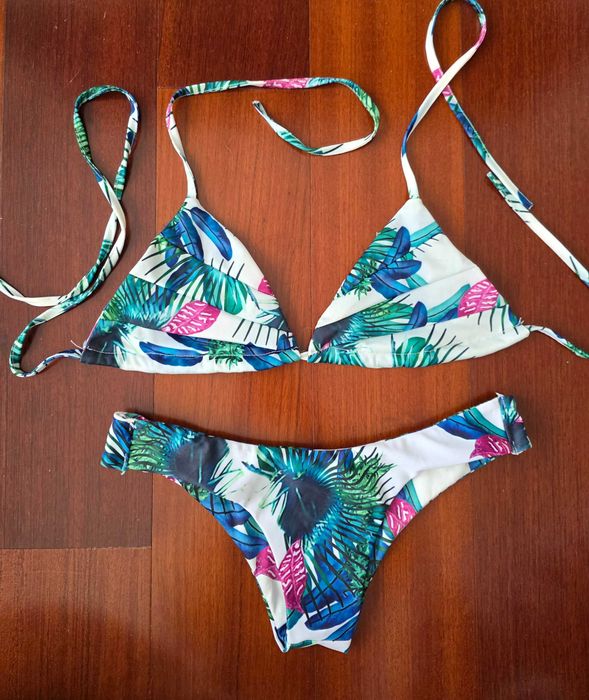 Bikini branco com padrão tropical, tamanho S/M