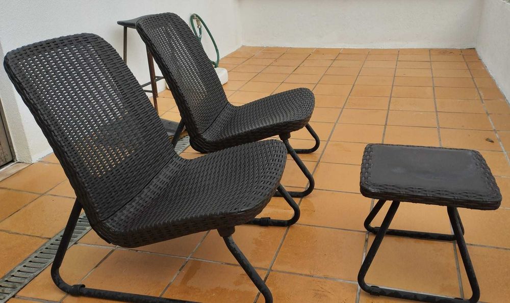 Cadeiras de exterior em rattan resistente com mesa (ótimo estado)