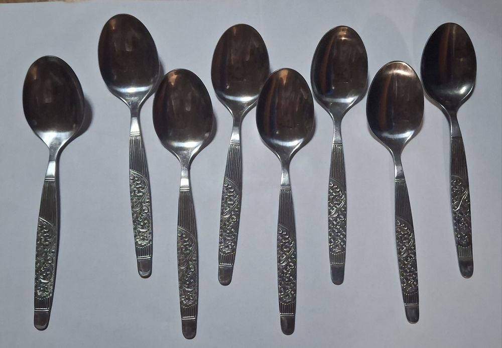Zestaw ośmiu metalowych łyżek obiadowych Gerlach wzór ROŚLINNY PRL