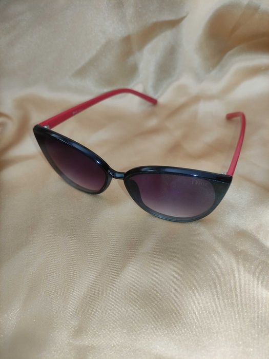 сонцезахисні окуляри чорно-червоні