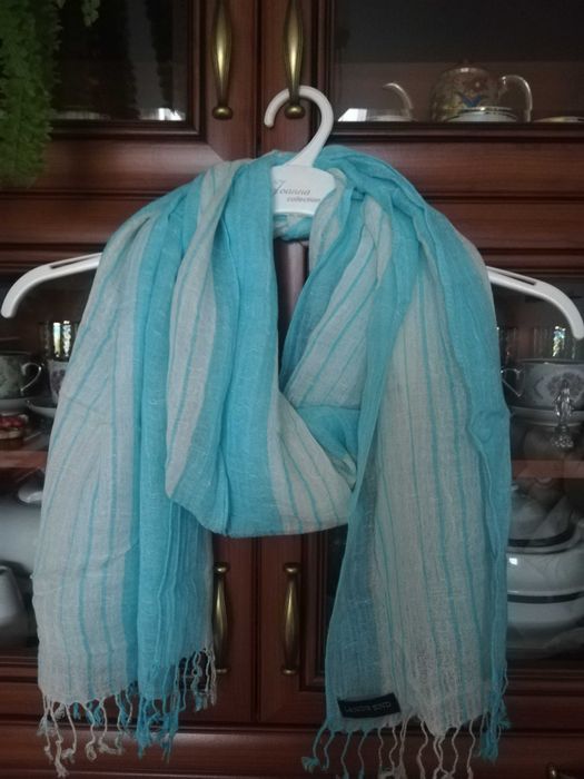 Szal biało niebieski.