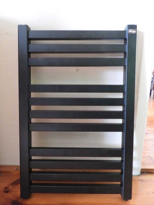 Grzejnik łazienkowy Angu 665/435 czarny mat